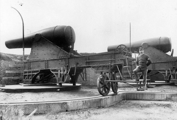 Rodman cannons mounted on Alcatraz in the 1800s.
