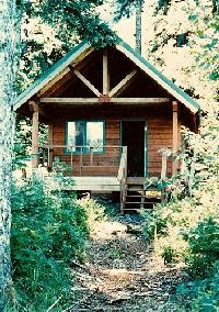 An exterior picture of a cabin at Kenai Fjords National Park during the summer
