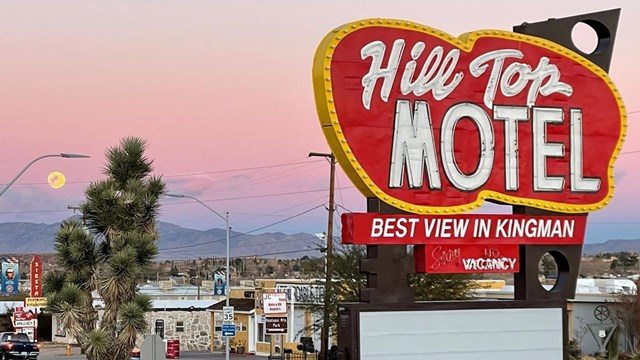 A historic neon sign "Hill Top Motel"