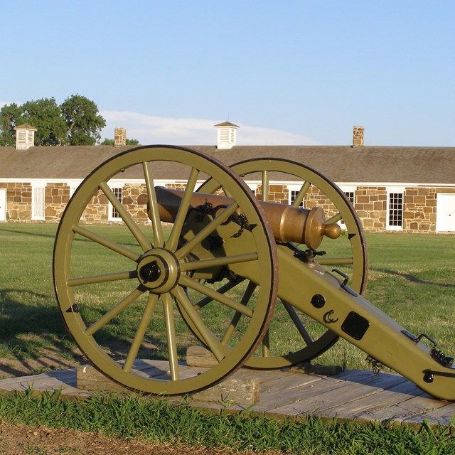 Image of a mountain howitzer on the parade ground.