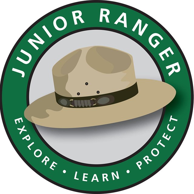 A ranger hat is centered in the middle of a green circle.
