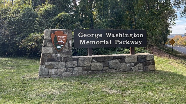 A sign for the George Washington Memorial Parkway