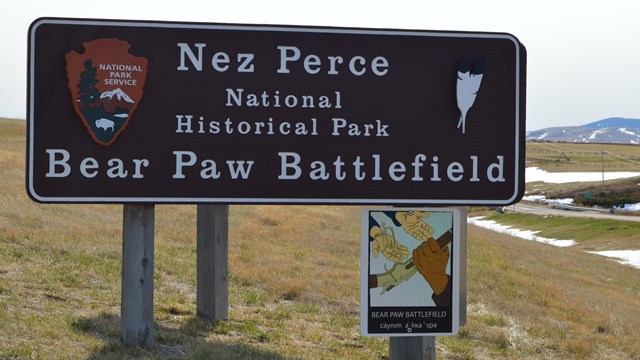 Wooden sign with the words "Nez Perce National Historical Park Bear Paw Battlefield."