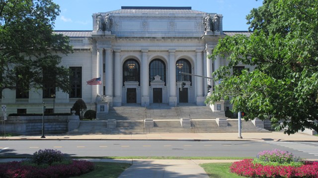 connecticut state library and supreme court building facade