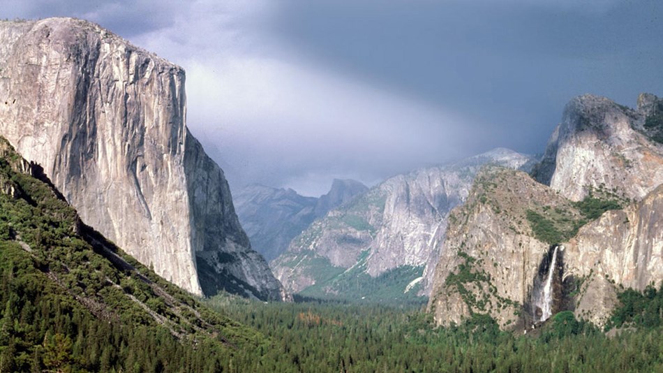 Yosemite Valley - View from Tunnel View