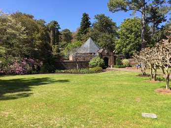 Elizabethan Gardens entrance