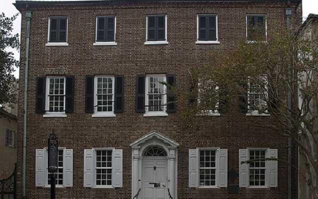 Front of the three-story brick Heyward-Washington House, By Ymblanter, CC BY-SA 4.0