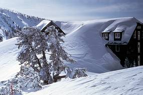 Crater Lake Lodge in deep snow