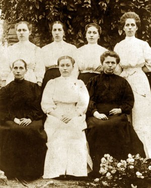 The seven Walker sisters pose for a photo