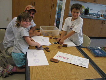 Image of kids having fun with stamps in the classroom.