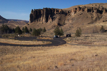 Image of the Clarno palisades from the parking area of the monument.