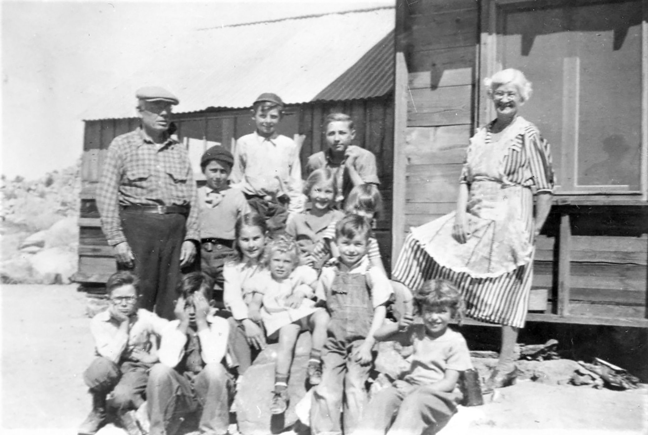 Howard & Della Dudley, the Eaton, Keys, Randolph, McRoberts and Heddington children at Keys Ranch school house