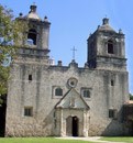 Las torres gemelas y el convento de piedra adyacente de Misión Concepción. Foto del NPS.