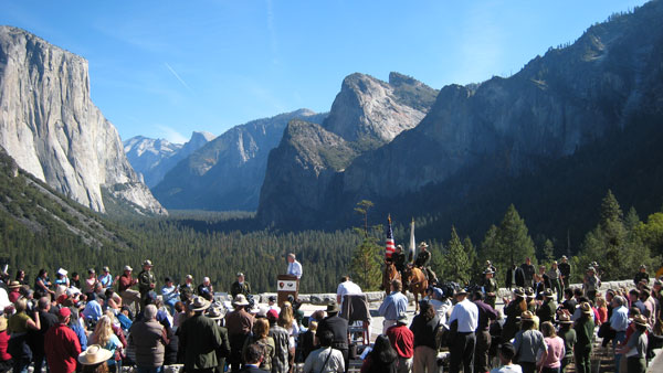 Large crowd gathers at Tunnel View with spectacular scenery