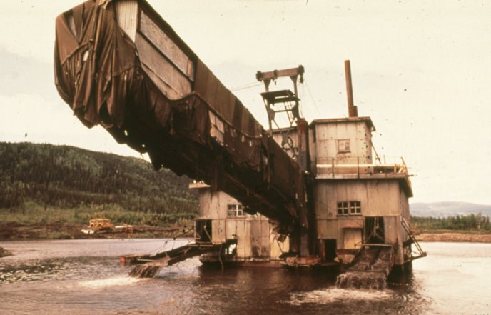 Photo of the Coal Creek dredge operating in 1974.