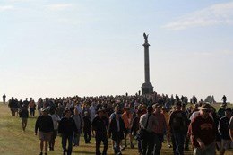 Large group of battlefield visitors
