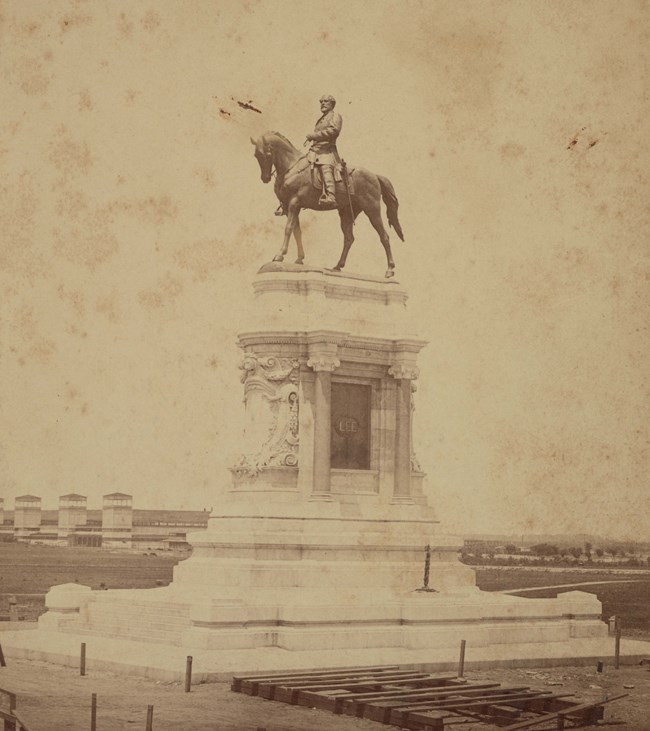 Statue of equestrian Robert E. Lee
