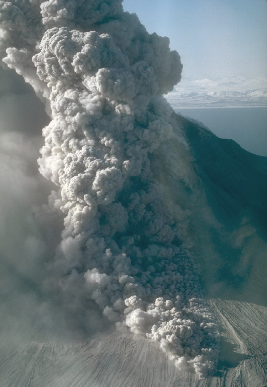 photo of a cloud of dust and ash moving down a mountainside.