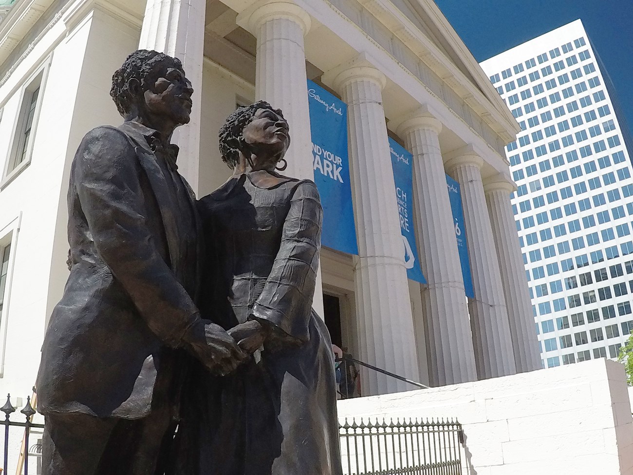 Dred and Harriet Scott statue and the Old Courthouse.