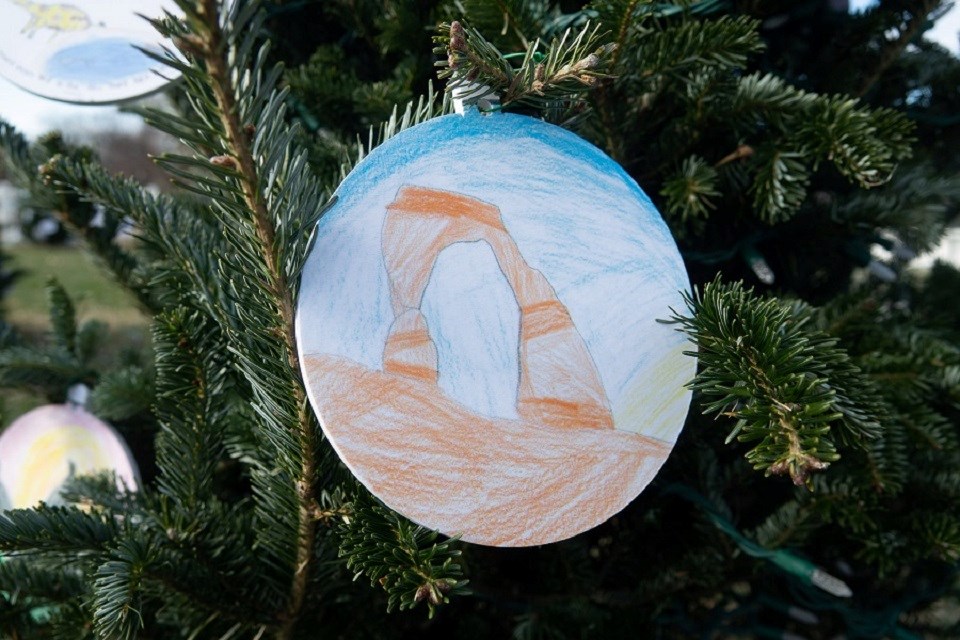 ornament with a drawing of an arch from the arches. The ornament is hanging from christmas tree