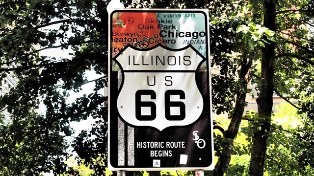 A sign that reads, Illionois US 66. Historic Route Begins.