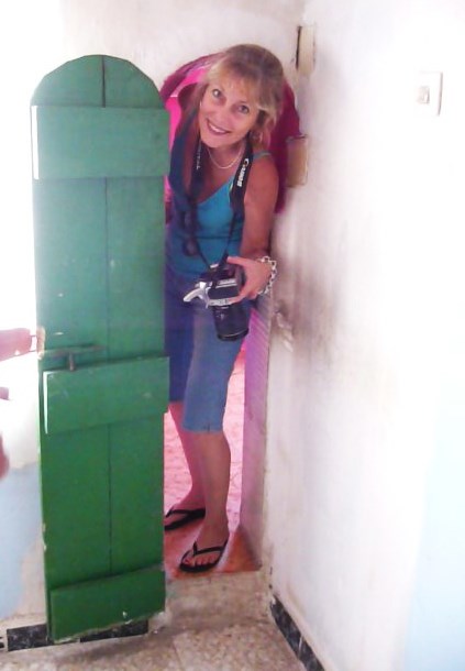 Hernández at Basanta’s house, squeezing thru a door he made purposefully small so his wife couldn’t escape.