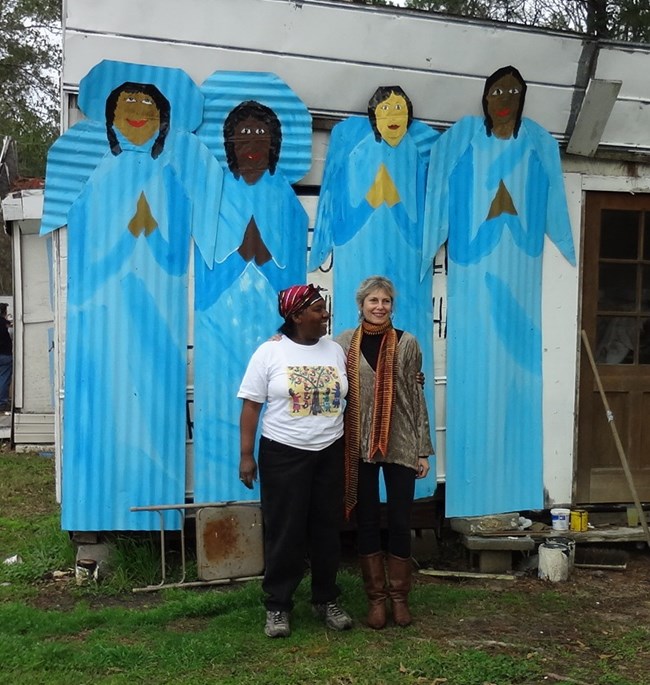 Jo with artist Juanita Leonard on Montgomery, Louisiana.