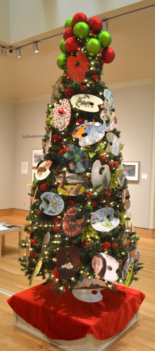 A Christmas tree with artists' palettes hung as decorations.