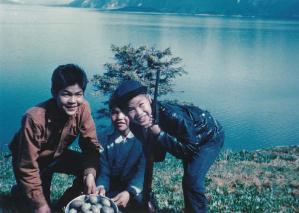 An old photo (from the 1960s) of a family collecting gull eggs.