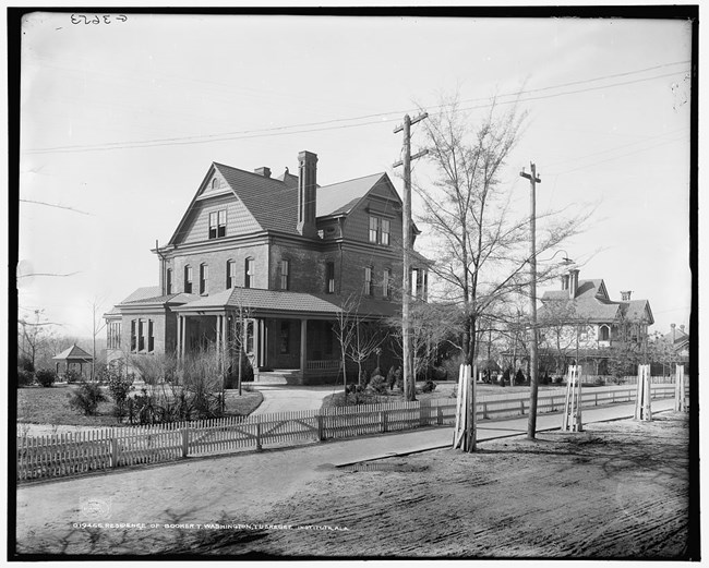 Residence of Booker T. Washington, Tuskegee Institute, Ala. The photo is black and white and it is showing the side profile of the residence.