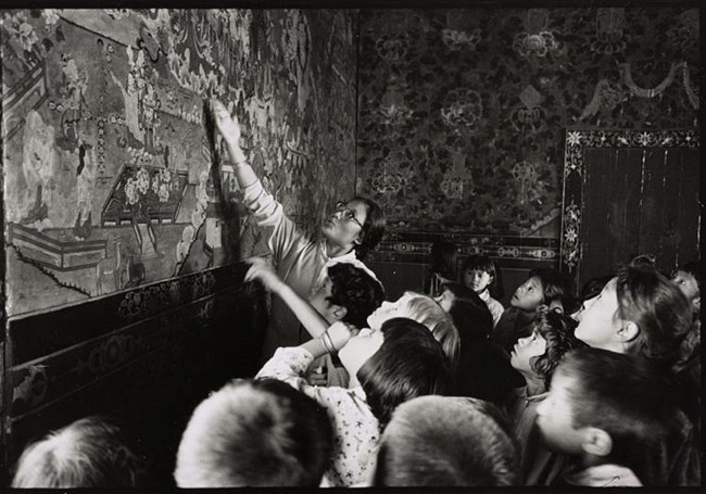 Teacher  pointing to wall mural in front of group of children, Library of Congress, https://www.loc.gov/item/2011646958/