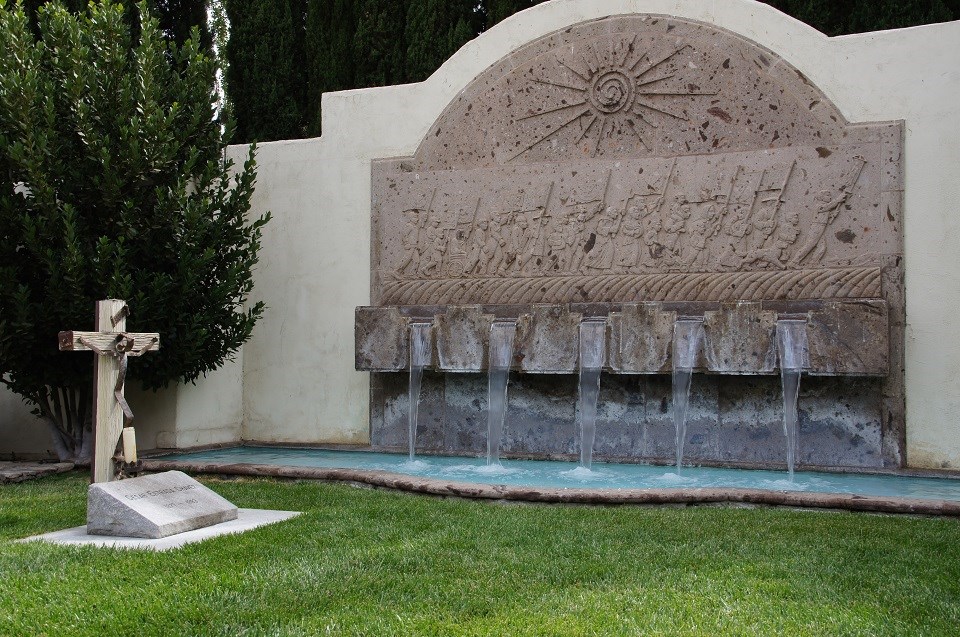 Cross-shaped tombstone and wall-shaped fountain