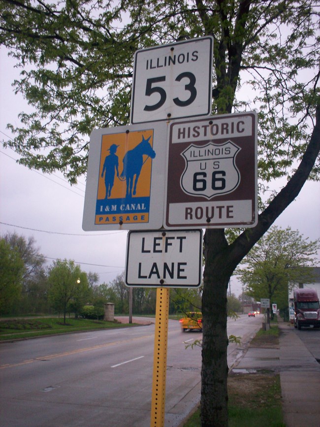 Photo of historic Route 66 sign in Illinois. Photo by Babymestizo, CC BY 3.0, https://commons.wikimedia.org/w/index.php?curid=10142734