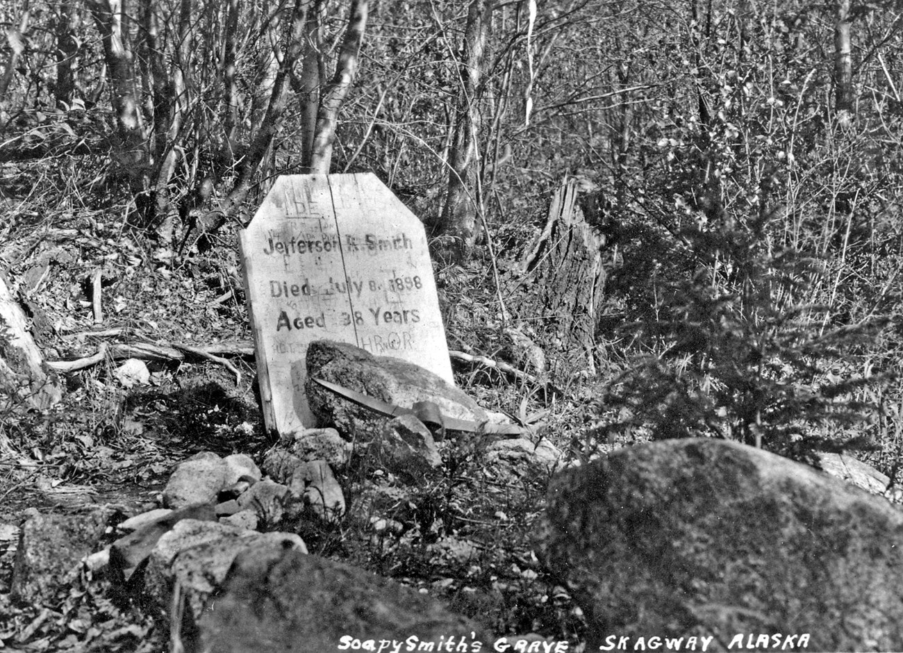 A grave stone in a cemetery