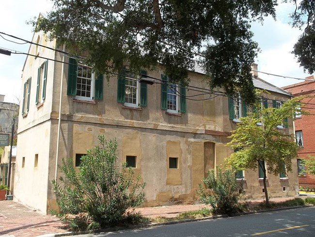 exterior of the enslaved dwelling and carriage house by Ebyabe CC BY SA 3.0