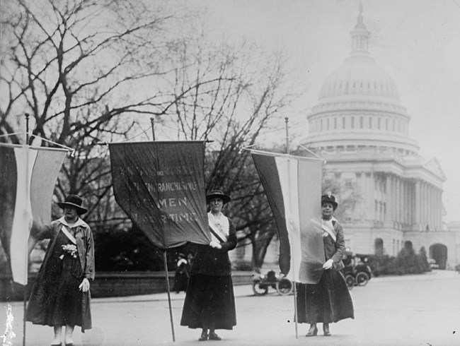 Women picket outside of the Capitol Building in the District of Columbia, 1917. Library of Congress, Harris & Ewing Collection.