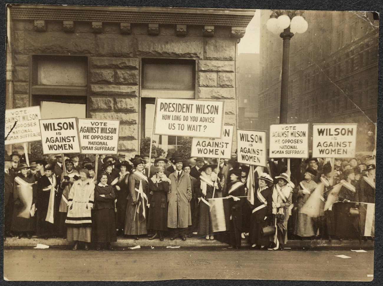 Suffragists demonstrating against Woodrow Wilson in Chicago, 1916. Library of Congress, Records of the National Woman's Party https://www.loc.gov/resource/mnwp.276016
