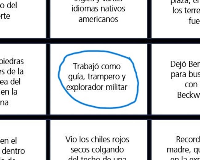 Cuadrícula de tres en raya con espacio central encerrado en un círculo
