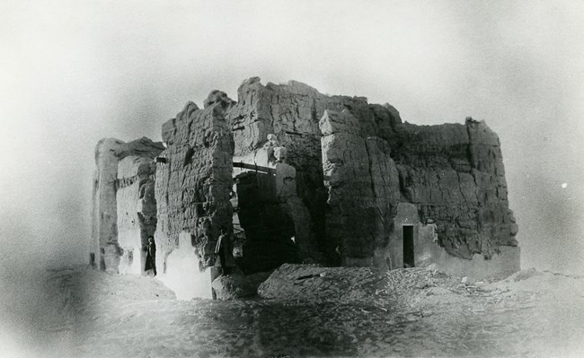 historic black and white image of the Casa Grande around 1900