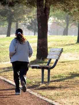 una mujer corriendo por el sendero