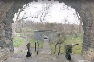 Stone arch entrance to stone structure honoring those buried in Oak Hill Cemetery.