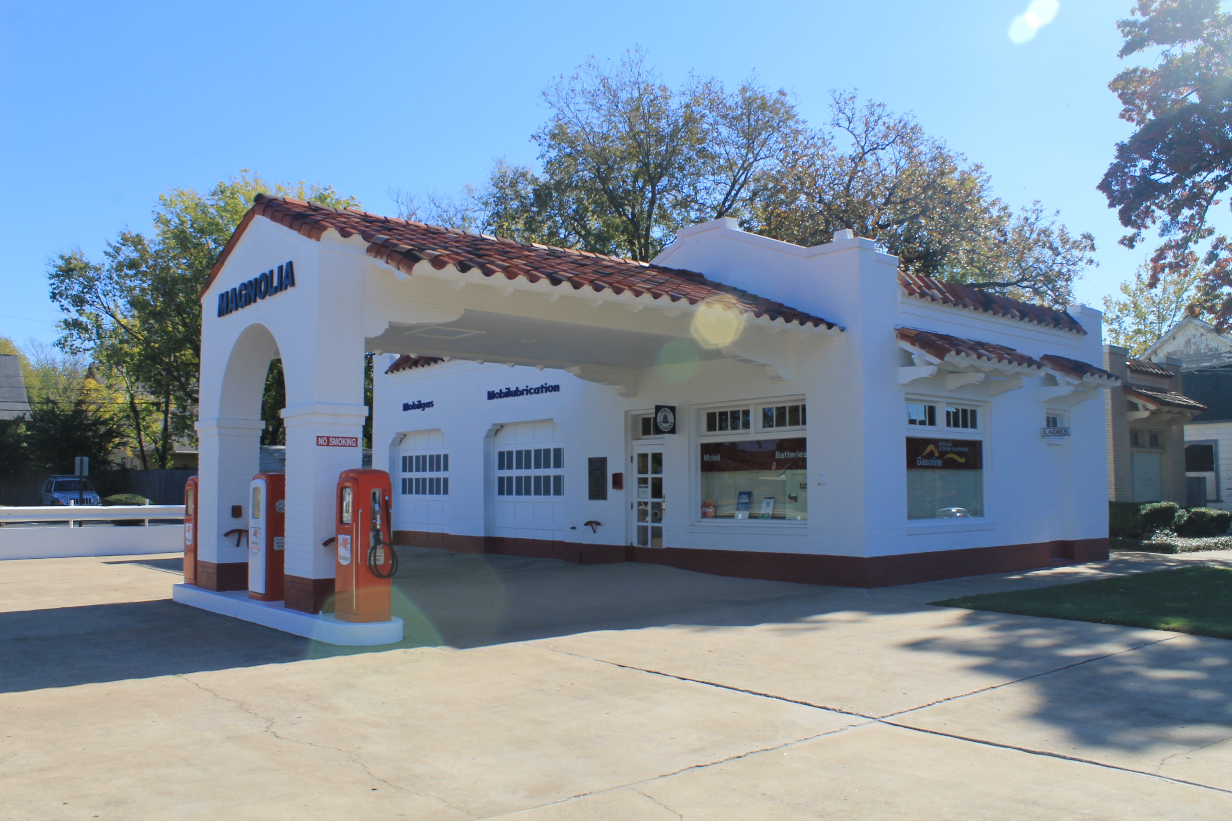 Exterior view of Magnolia Mobil Gas Station