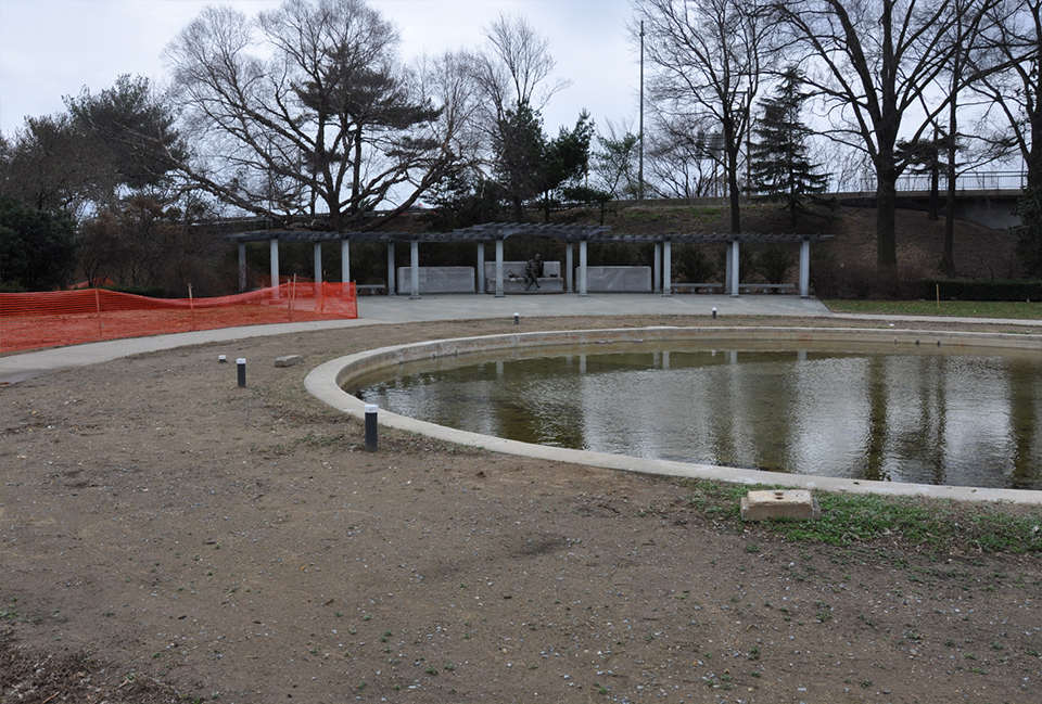 George Mason Memorial in winter. Packed dirt surrounds a pool of water.