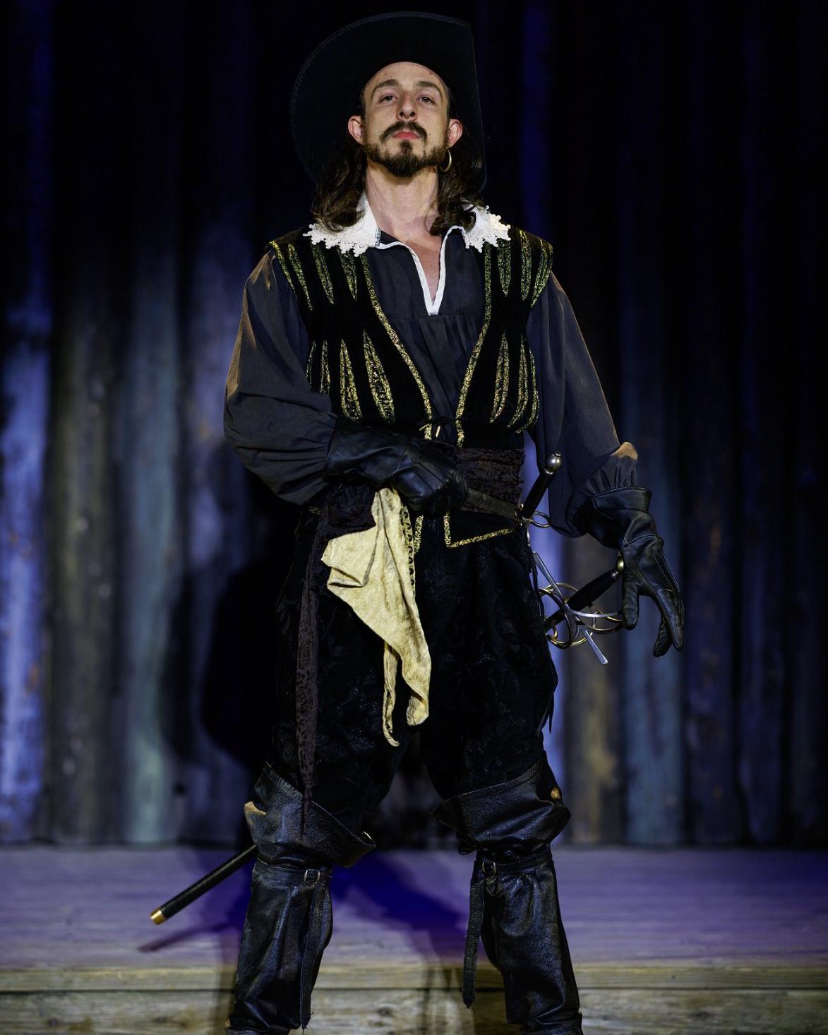 Man dressed in Elizabethan clothing