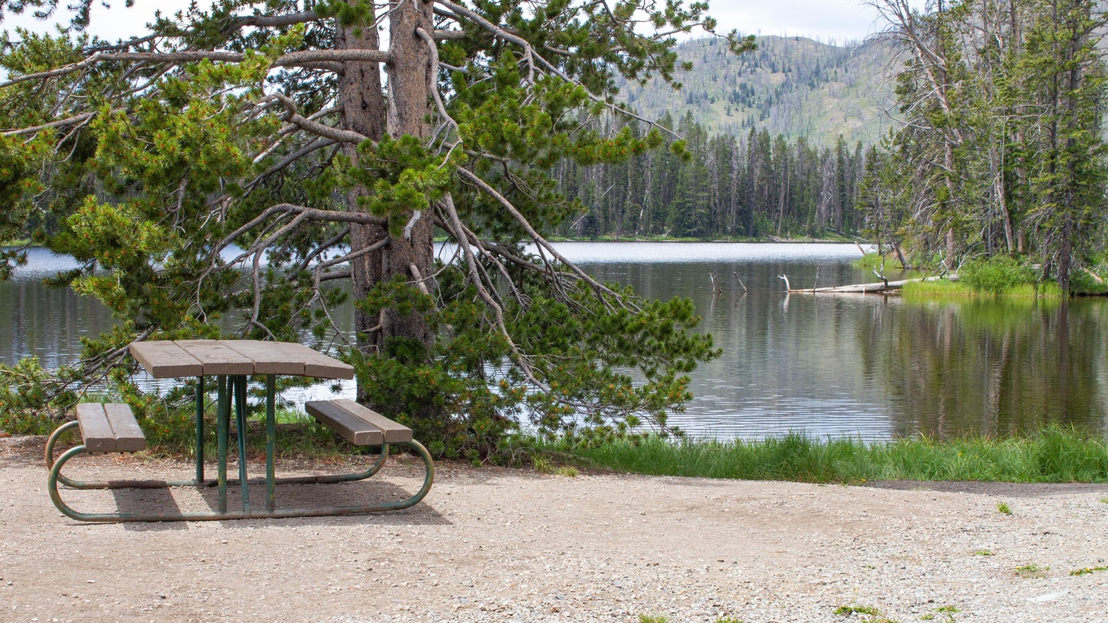 A picnic table near a lake.