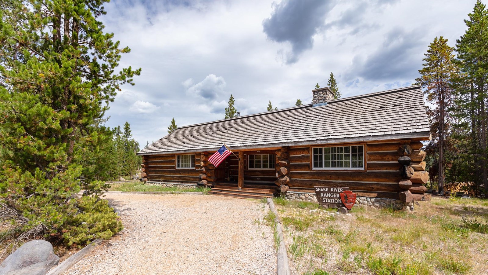 Log building with sign that reads Snake River Ranger Station