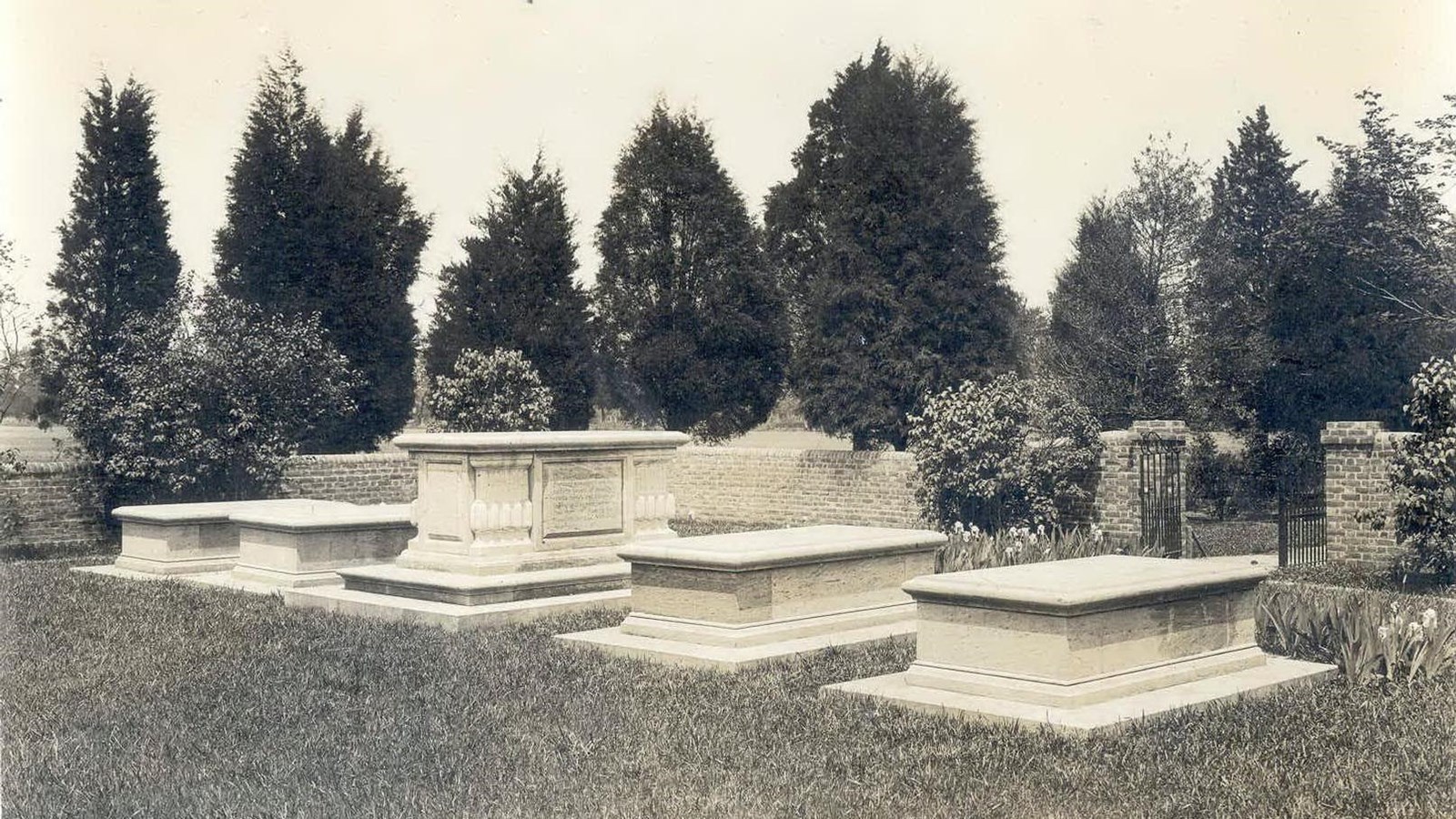 The Washington Family Burial Ground (U.S. National Park Service)