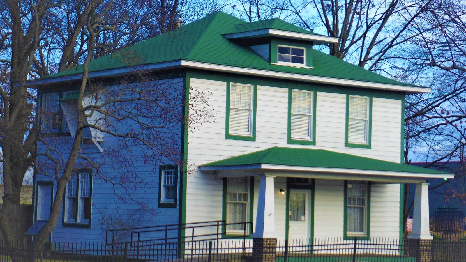 This two-story home in American Foursquare design is the first residence of Bill Clinton.