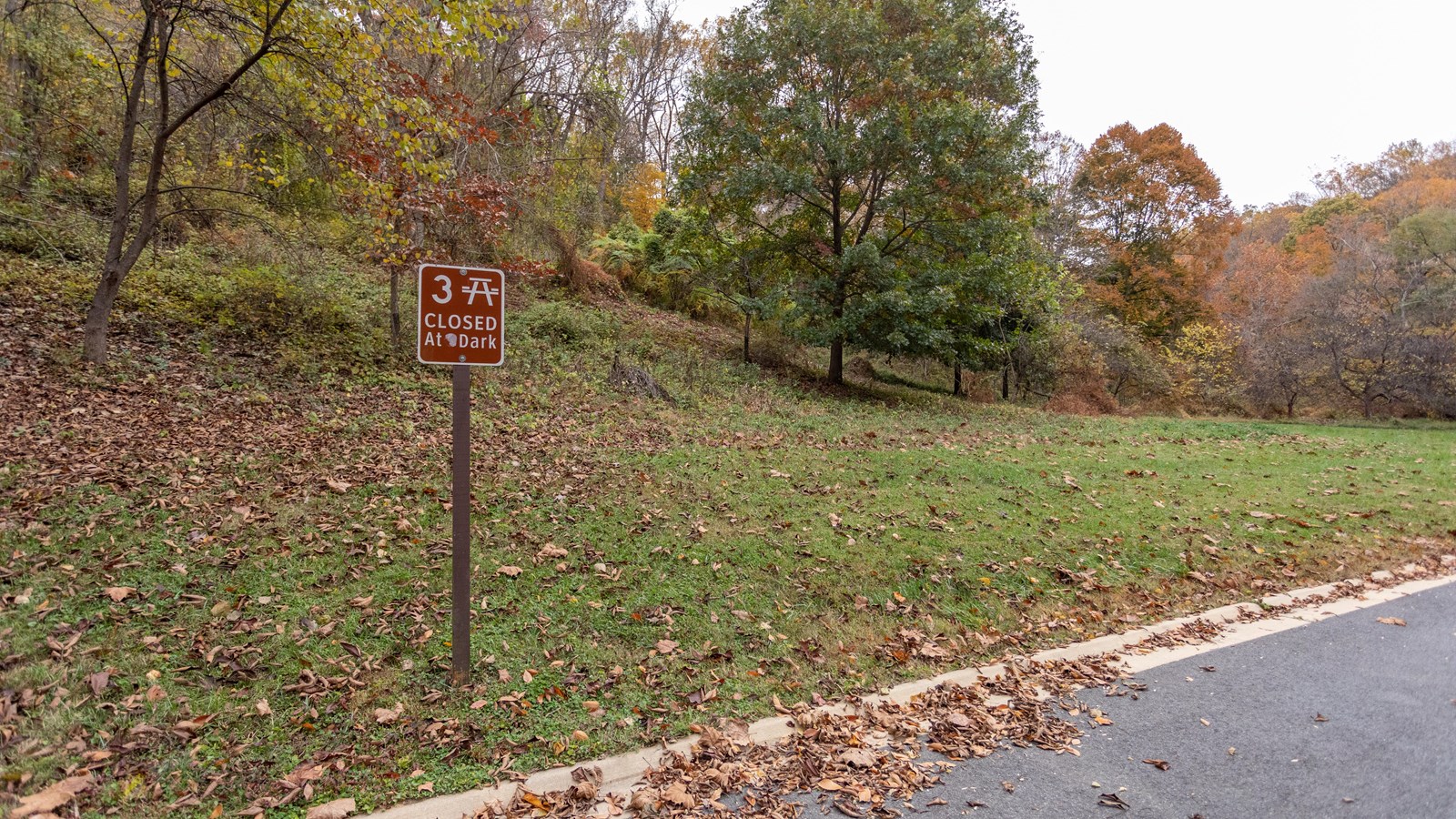 A sign on the side of a road that reads 