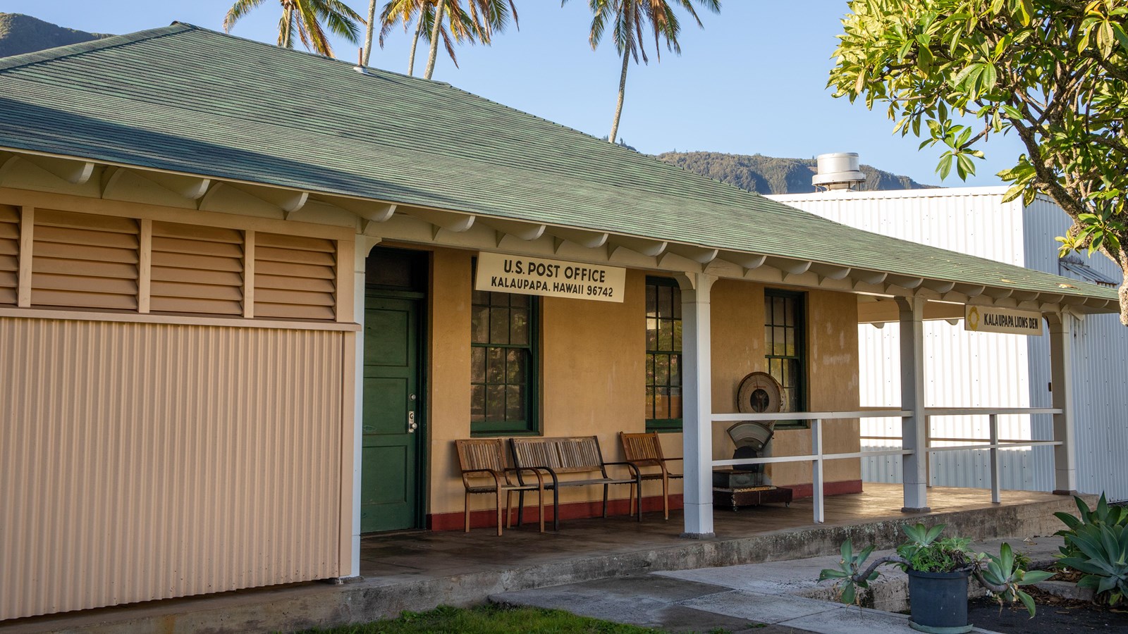 A building with a sign that reads U.S. Post Office Kalaupapa, Hawaii 96742